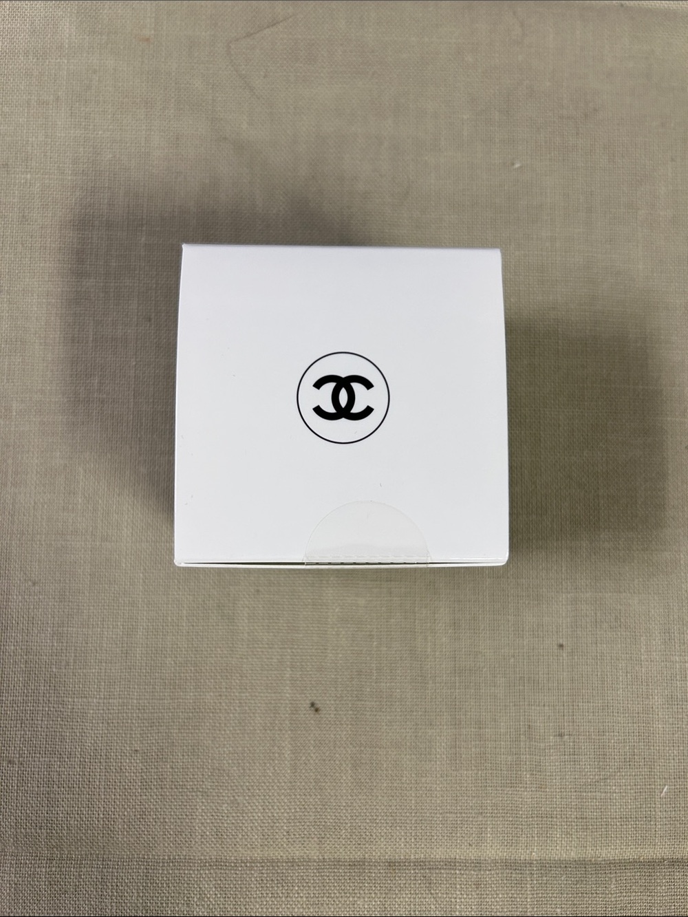 CHANEL Hydra Beauty Illuminating Hydrating Eye Cream - White and Black - Picture 6 of 7